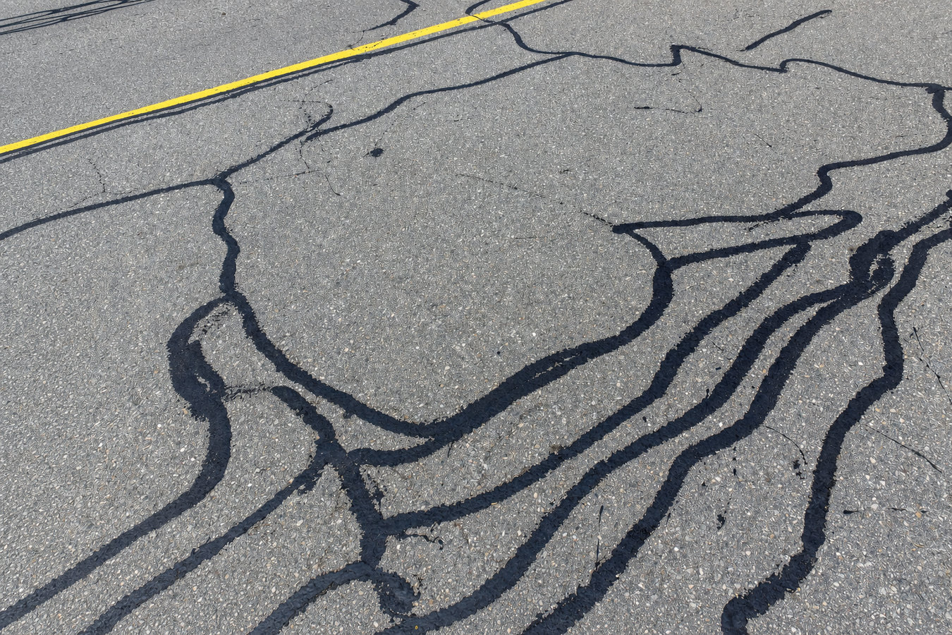 Asphalt crack sealing